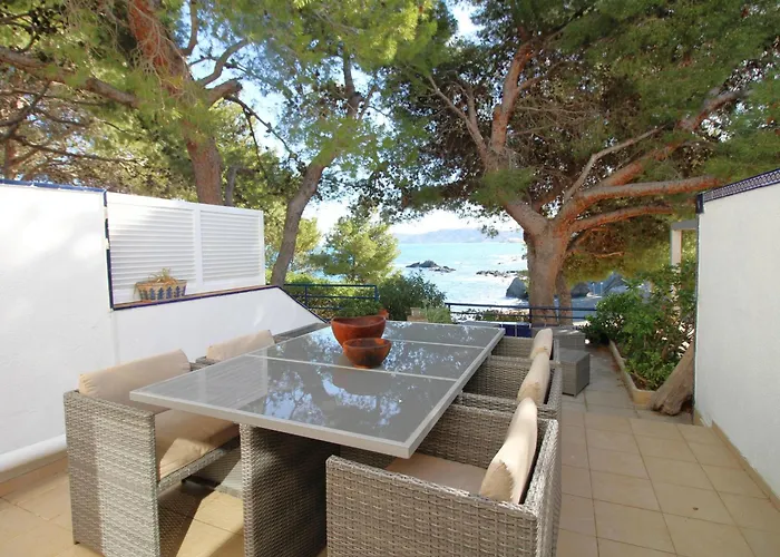 Maison Bord De Mer A Llanca Avec Acces Direct A La Plage, Terrasses Et Parking.