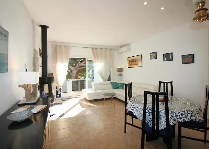 Maison Bord De Mer A Llanca Avec Acces Direct A La Plage, Terrasses Et Parking.